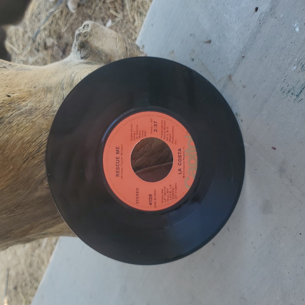 🎵 GROOVY FIND! Capitol Records "Rescue Me" 45 RPM Single 🎵 - Picture 2 of 3